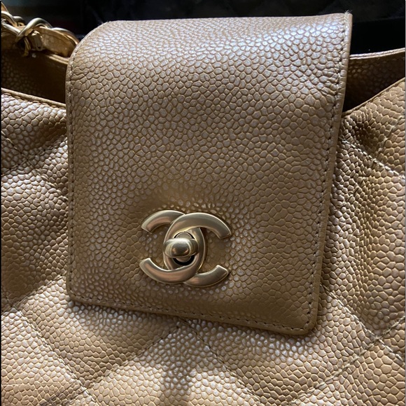 CHANEL Iridescent Pearl Caviar Tote bag - Picture 3 of 14
